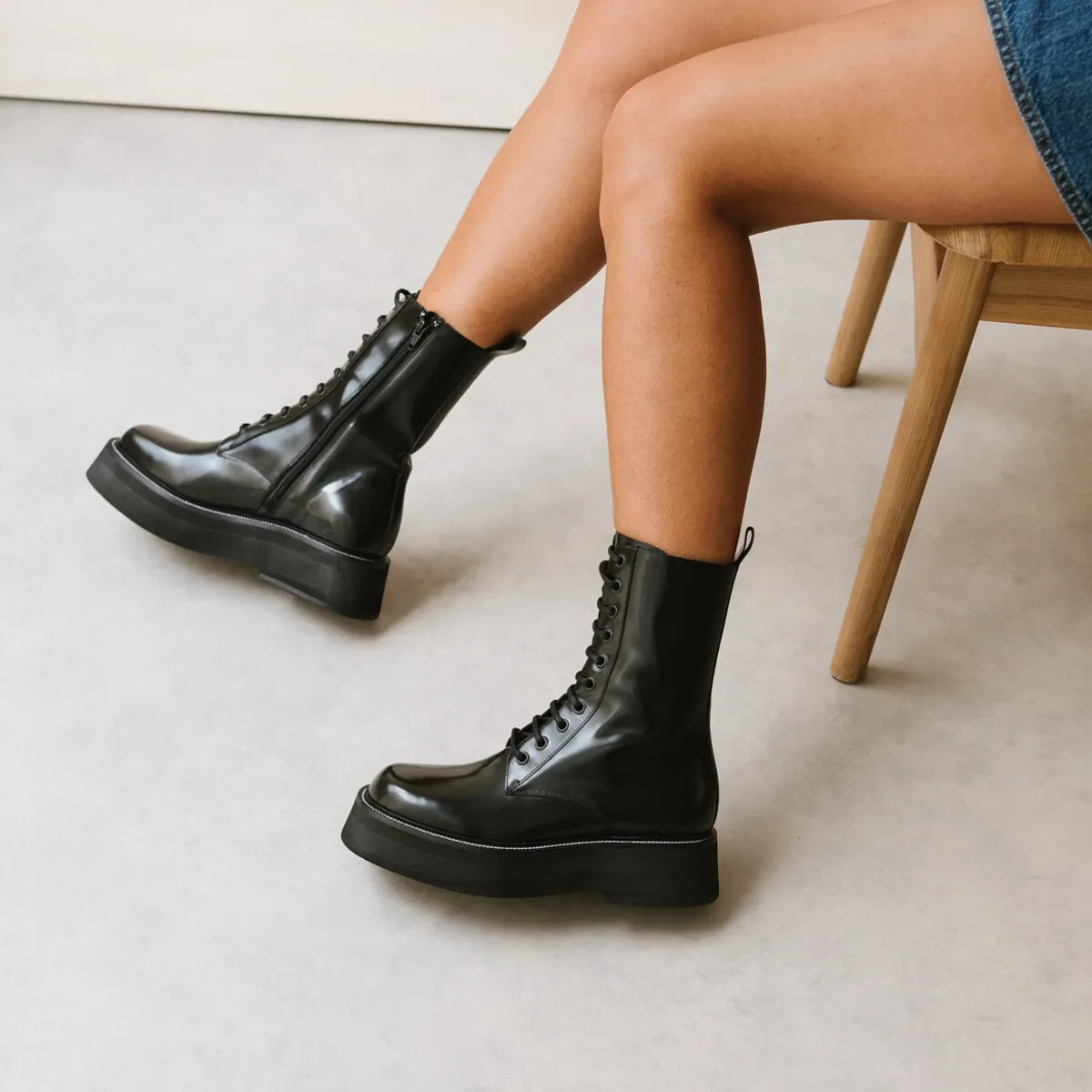 Boots à lacets et semelles épaisses en cuir glacé noir pour Femme | Jonak