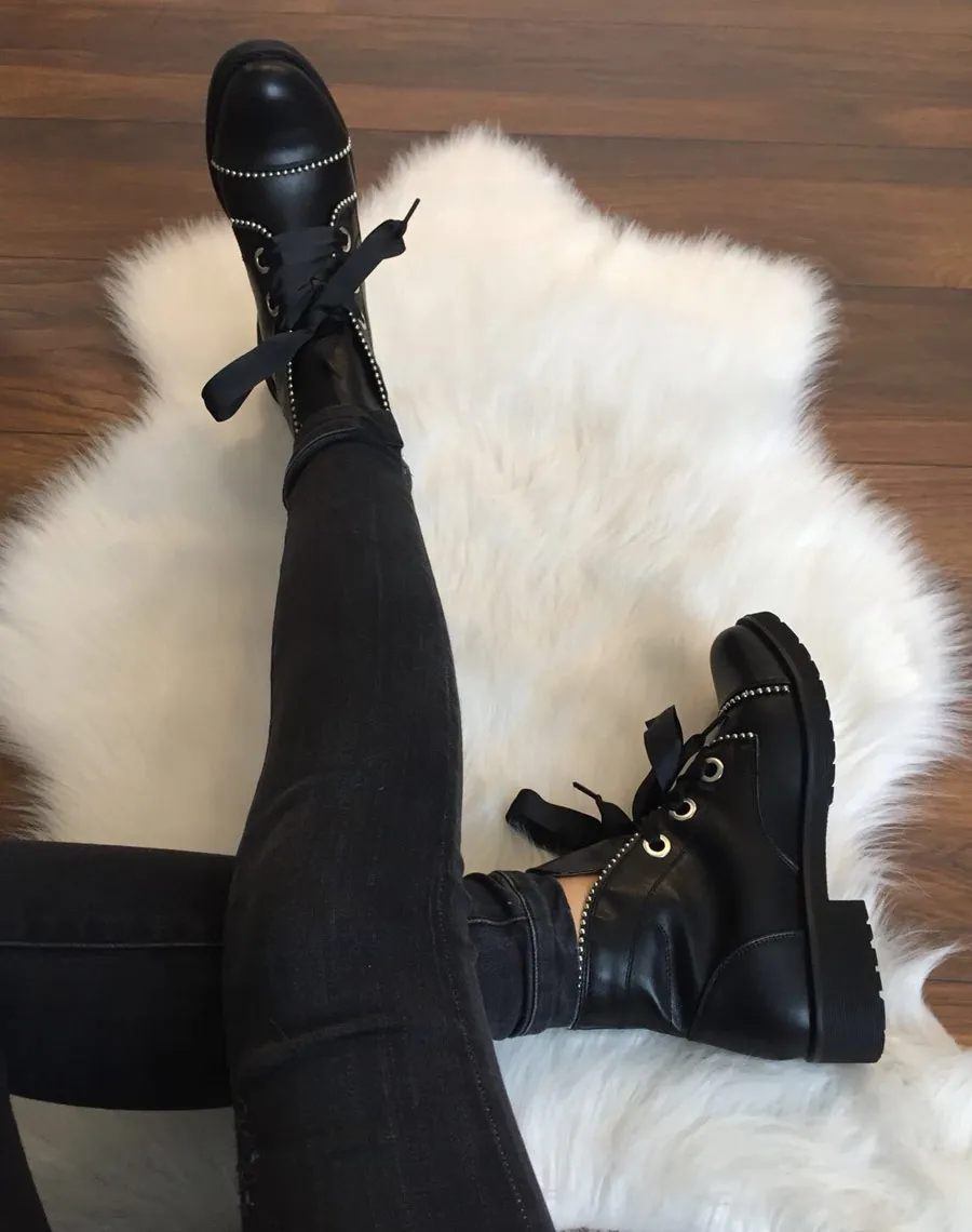 Bottines noires cloutées à semelles épaisses 