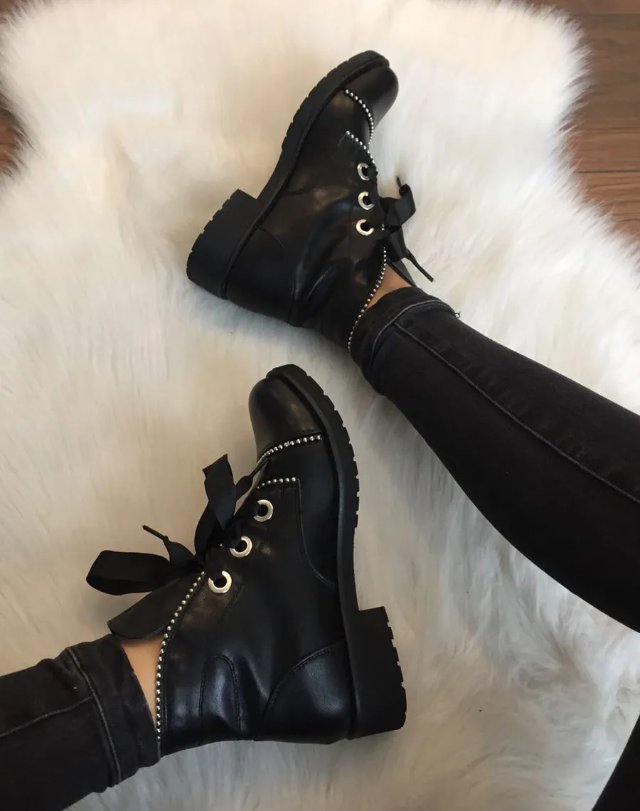 Bottines noires cloutées à semelles épaisses 