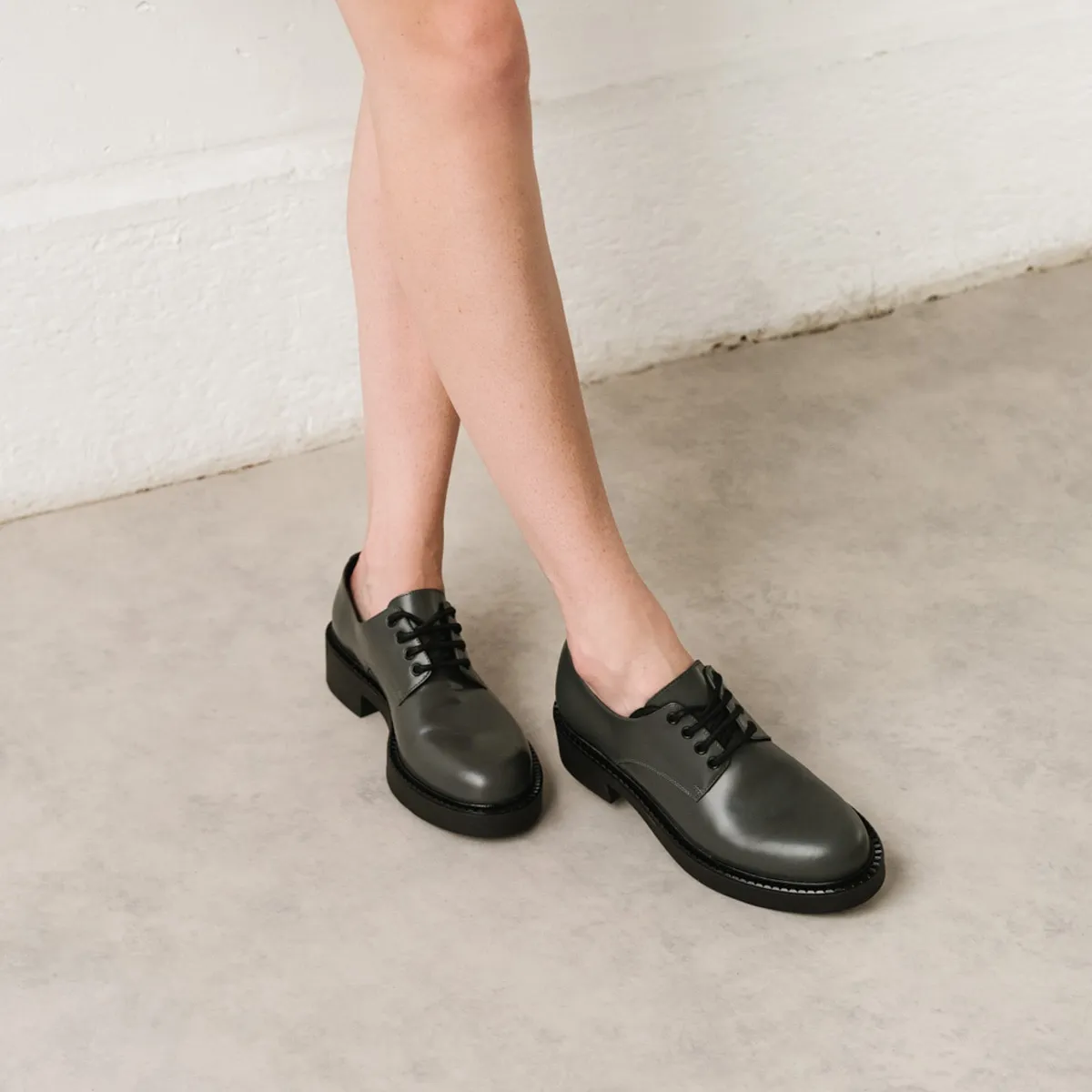 Derbies à lacets et semelles épaisses en cuir glacé anthracite pour Femme | Jonak