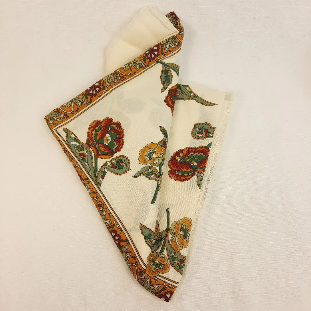 Grand foulard à dessins et frises fleuris