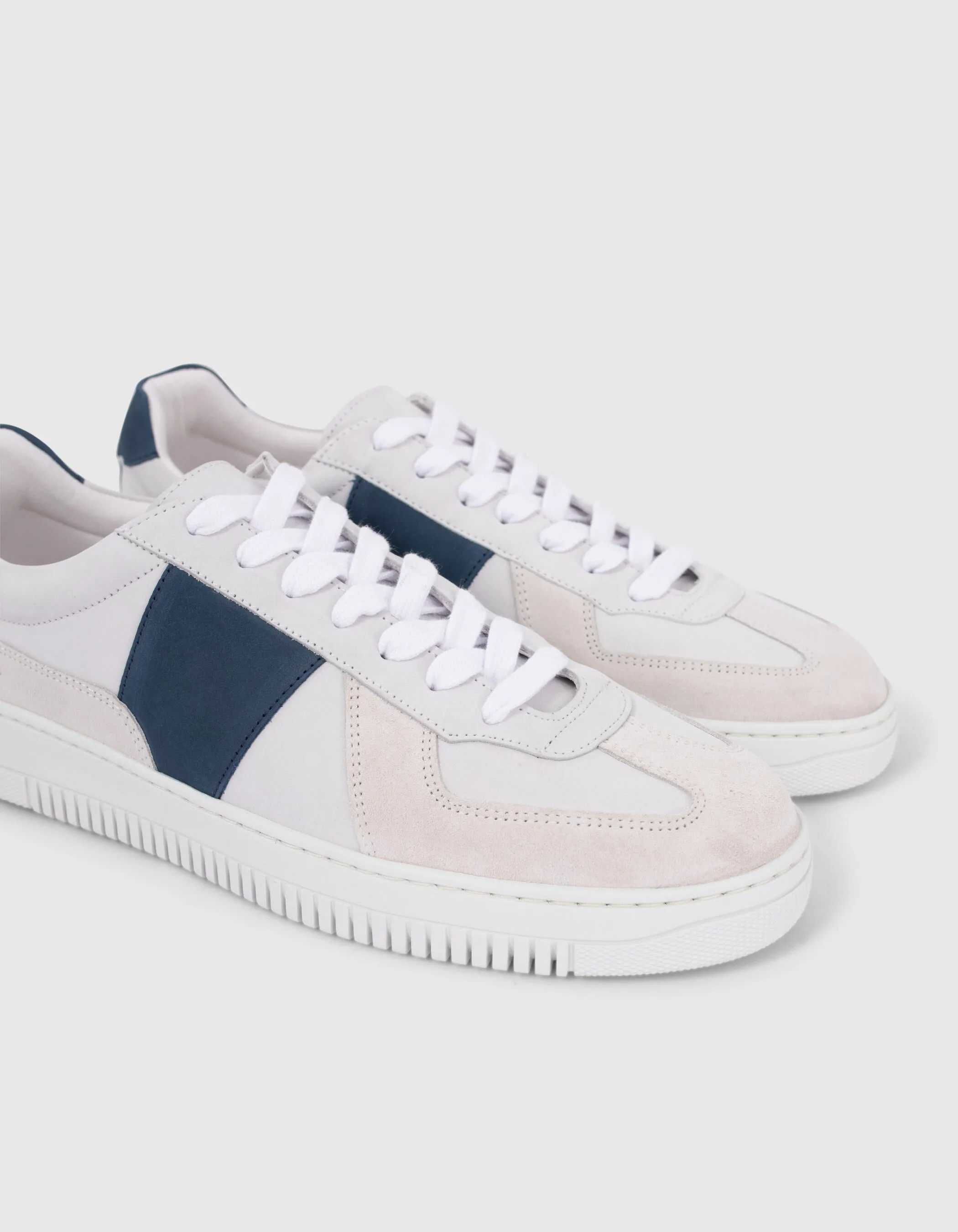 Sneakers blanches à bandes bleues en cuir velours Homme